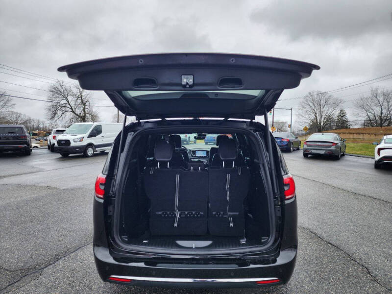 2025 Chrysler Pacifica Select