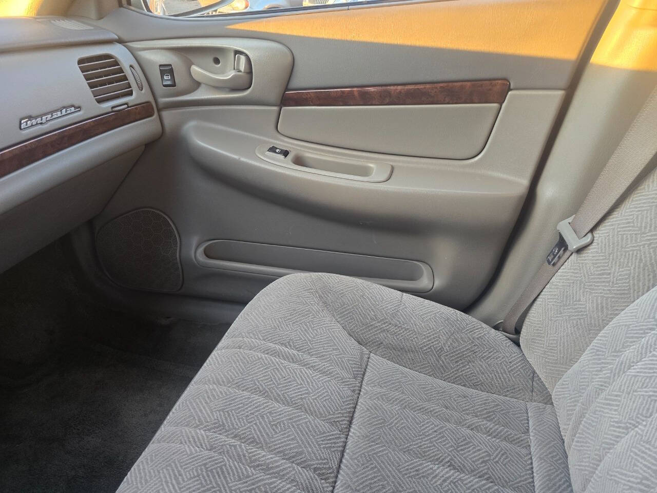 2004 Chevrolet Impala for sale at QUEENSGATE AUTO SALES in York, PA