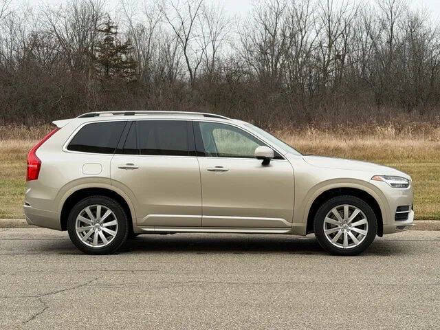 2016 Volvo XC90 T6 Momentum