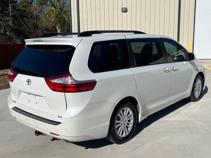 2017 Toyota Sienna XLE 7-Passenger Auto Access Seat