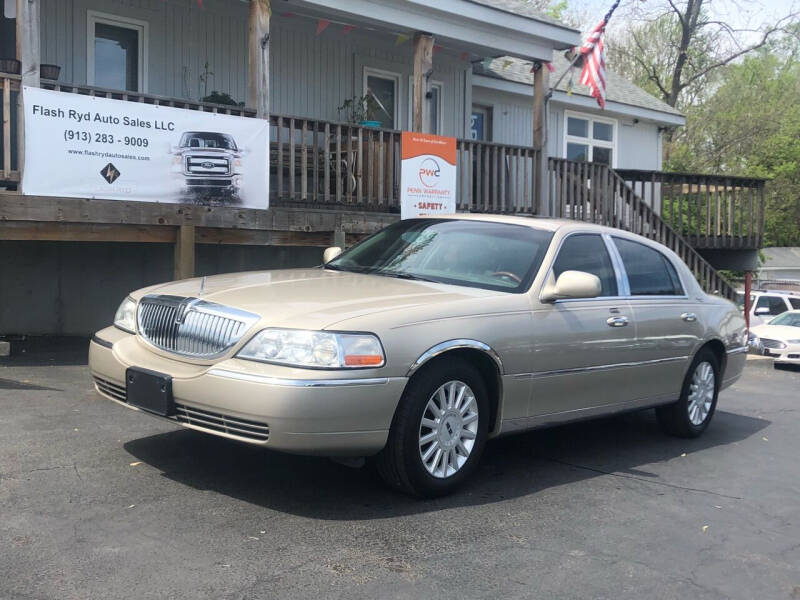 2005 Lincoln Town Car for sale at Flash Ryd Auto Sales in Kansas City KS