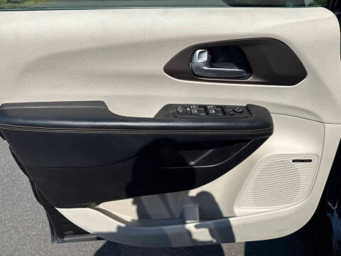 2017 Chrysler Pacifica Touring-L Plus