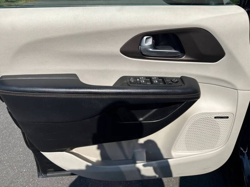 2017 Chrysler Pacifica Touring-L Plus