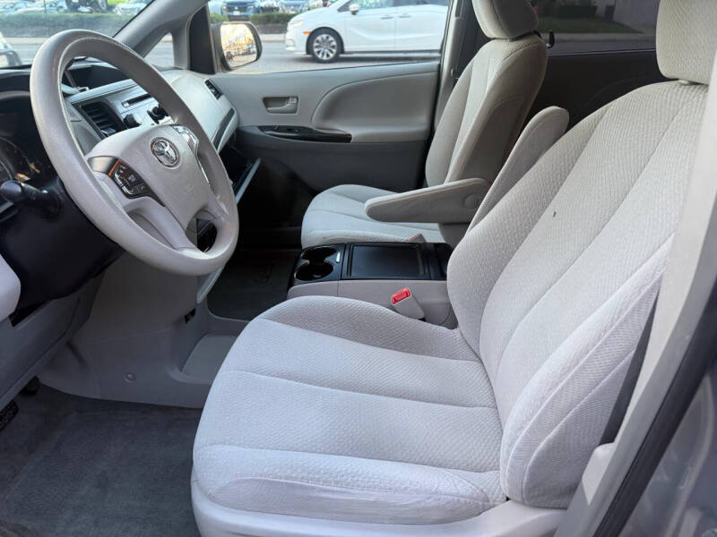 2014 Toyota Sienna LE 8-Passenger