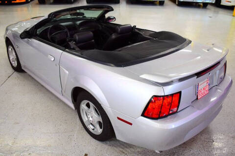 2004 Ford Mustang Deluxe
