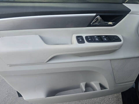 2011 Volkswagen Routan SE