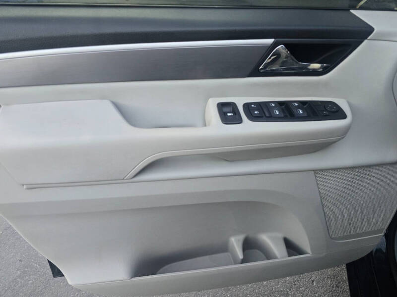 2011 Volkswagen Routan SE