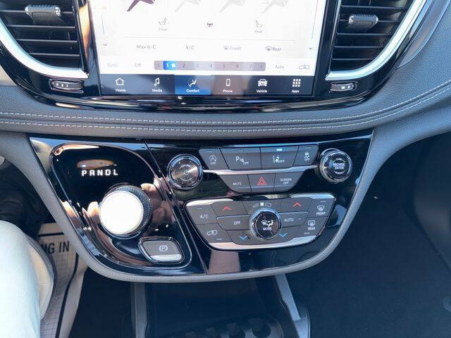 2026 Chrysler Pacifica Select