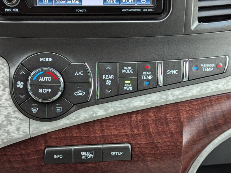 2014 Toyota Sienna XLE 7-Passenger Auto Access Seat