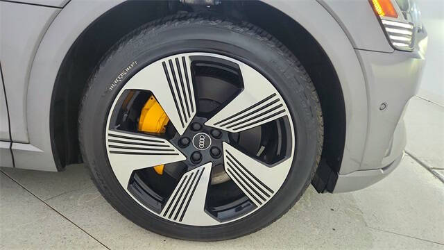 2022 Audi e-tron quattro Premium Plus