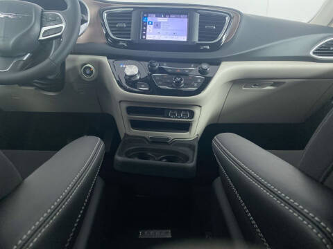 2024 Chrysler Voyager LX