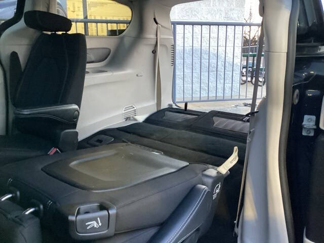 2023 Chrysler Voyager LX