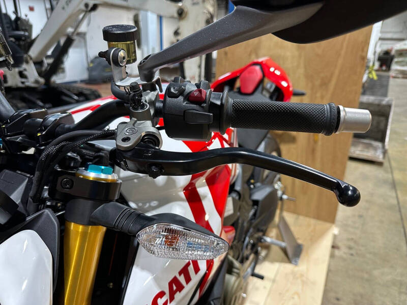 2025 Ducati Streetfighter V4 Supreme