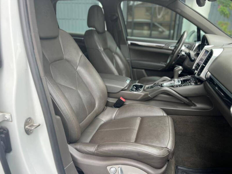 2017 Porsche Cayenne Platinum Edition