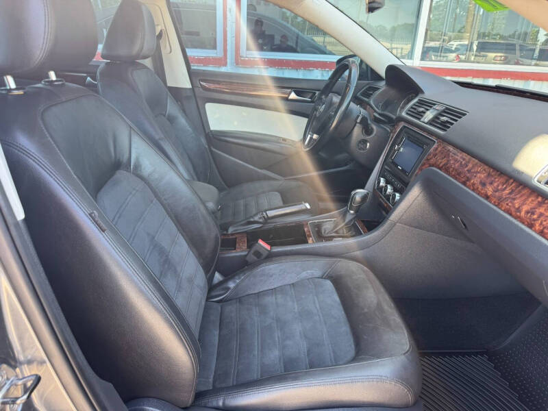 2012 Volkswagen Passat SEL Premium PZEV