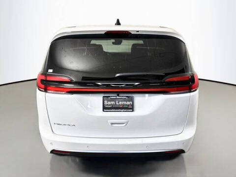 2027 Chrysler Pacifica Select