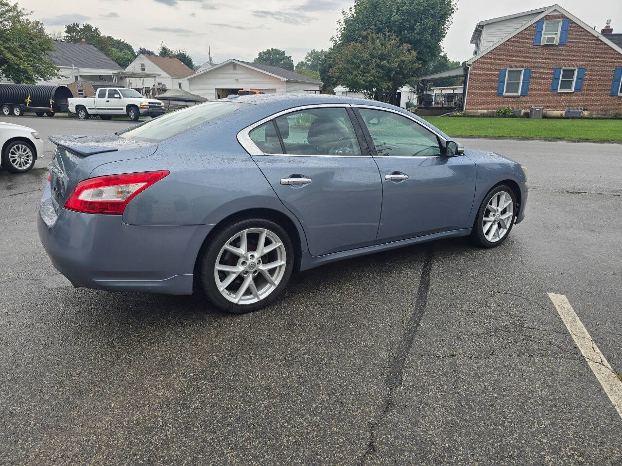 2010 Nissan Maxima for sale at QUEENSGATE AUTO SALES in York, PA