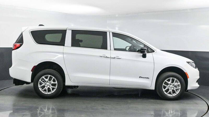 2025 Chrysler Voyager LX