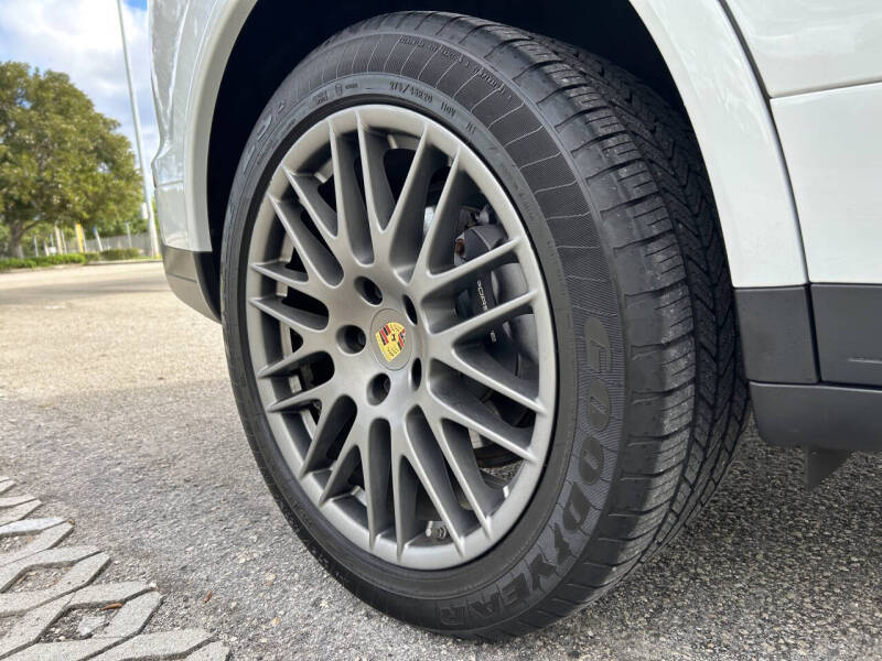 2017 Porsche Cayenne Platinum Edition