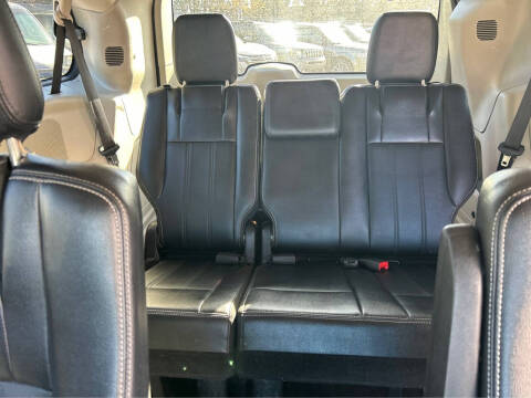 2015 Chrysler Town and Country Touring-L