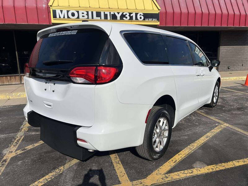 2024 Chrysler Voyager LX