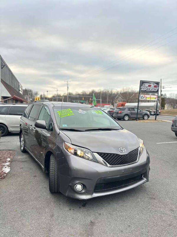 2013 Toyota Sienna SE 8-Passenger
