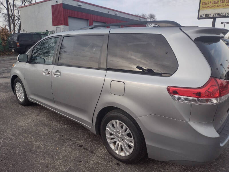 2014 Toyota Sienna XLE photo 7