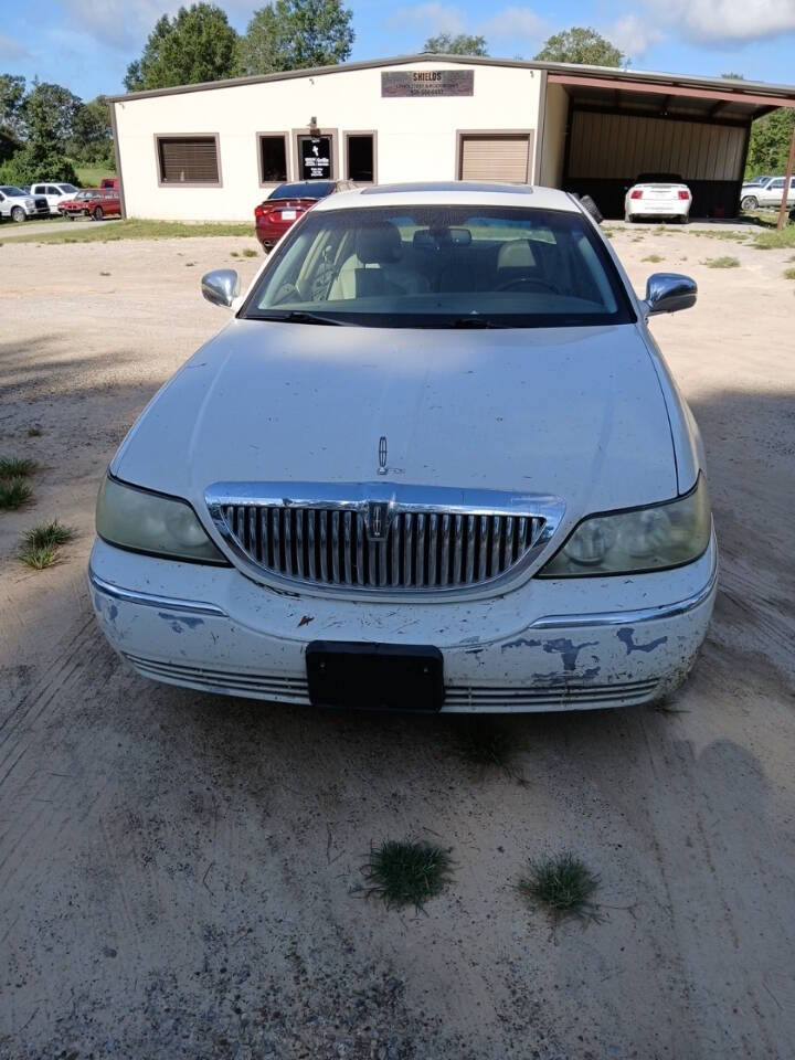 2006 Lincoln Town Car for sale at GERRHA AUTO SALES in Nacogdoches, TX