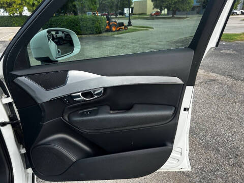 2016 Volvo XC90 T6 Momentum