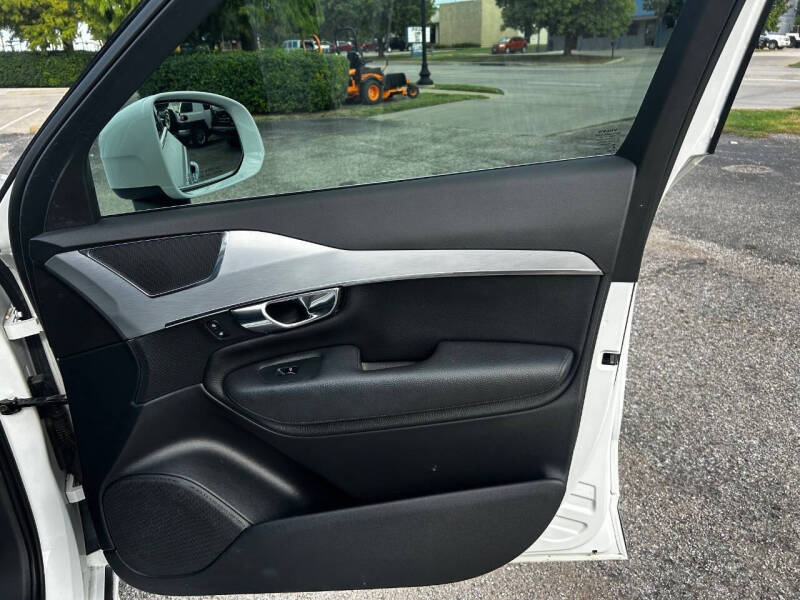 2016 Volvo XC90 T6 Momentum