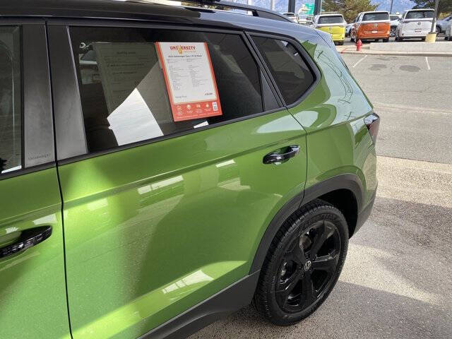 2025 Volkswagen Taos SE Black 4Motion