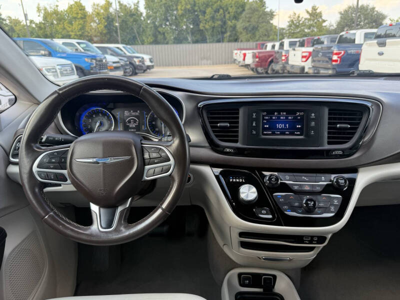 2017 Chrysler Pacifica Touring-L