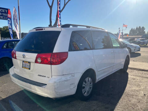 2006 Toyota Sienna LE 8 Passenger