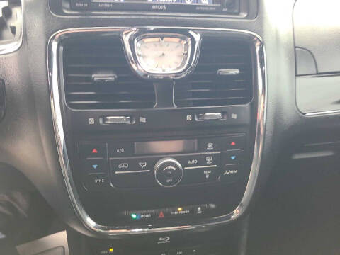 2014 Chrysler Town and Country S