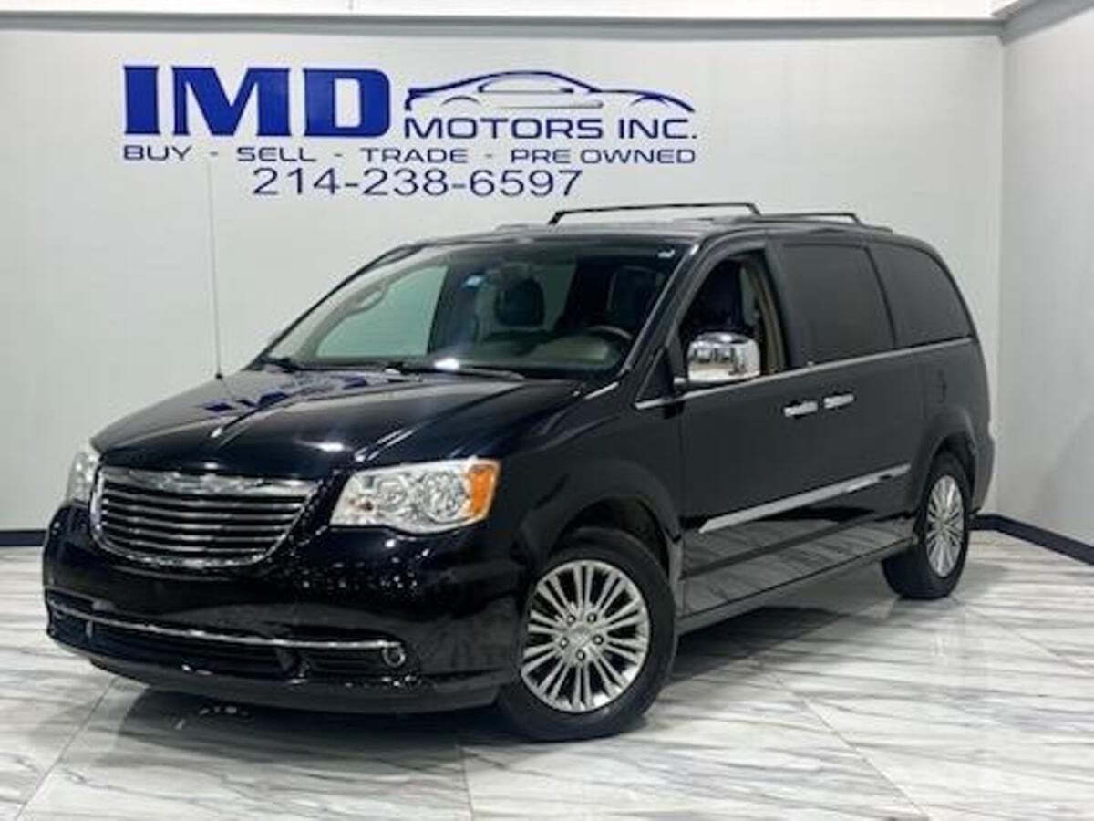 2014 Chrysler Town and Country for sale at IMD MOTORS, INC in Dallas, TX