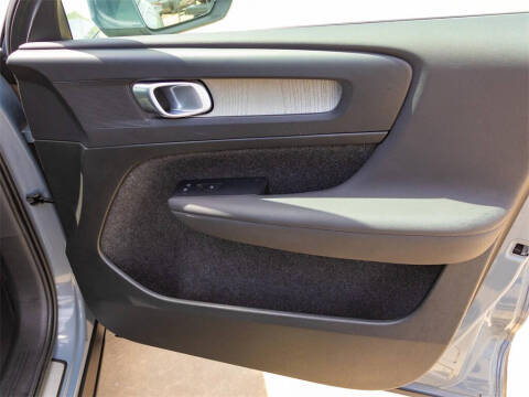 2023 Volvo XC40 B5 Plus Bright Theme