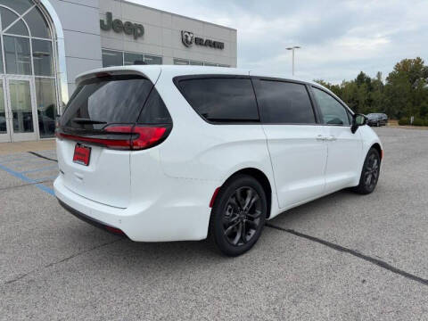 2026 Chrysler Pacifica Select