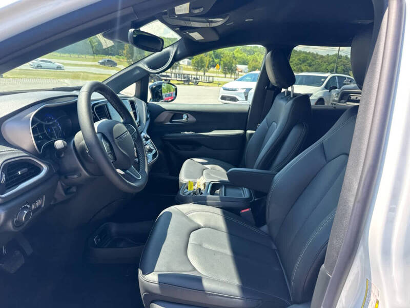 2027 Chrysler Pacifica Select