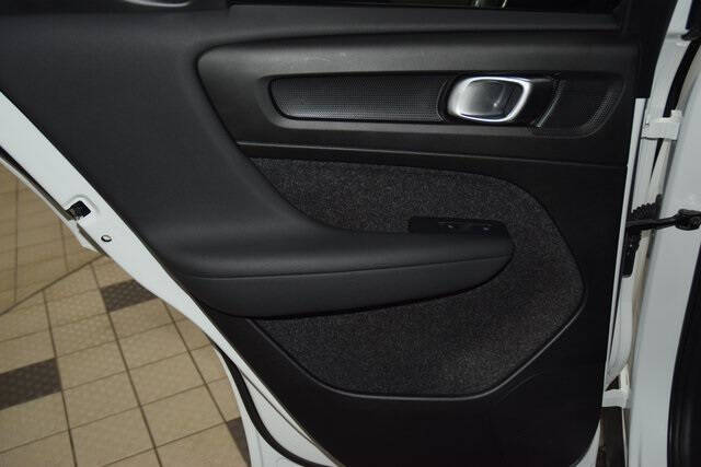 2025 Volvo XC40 B5 Plus Dark Theme