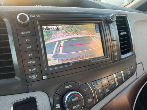 2013 Toyota Sienna XLE 7-Passenger Auto Access Seat