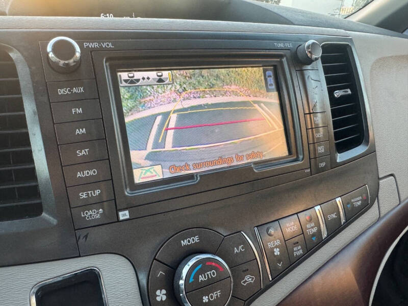 2013 Toyota Sienna XLE 7-Passenger Auto Access Seat