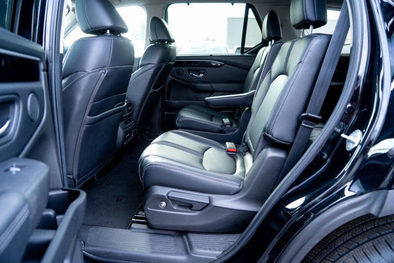 2023 Honda Pilot EX-L w/Rear Captain's Chairs