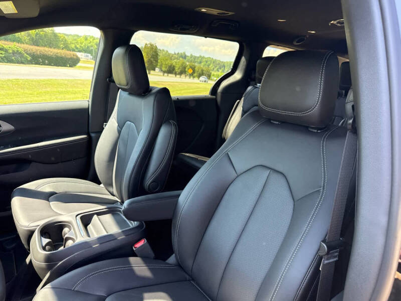 2027 Chrysler Pacifica Select