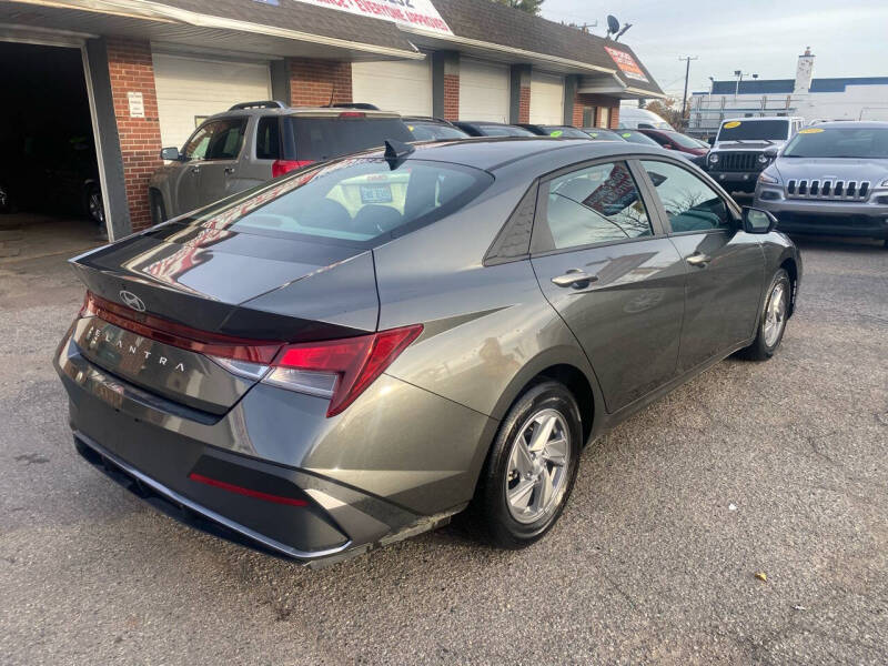 2025 Hyundai Elantra SE