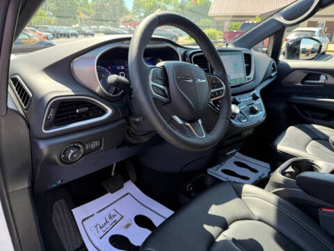 2025 Chrysler Pacifica Select