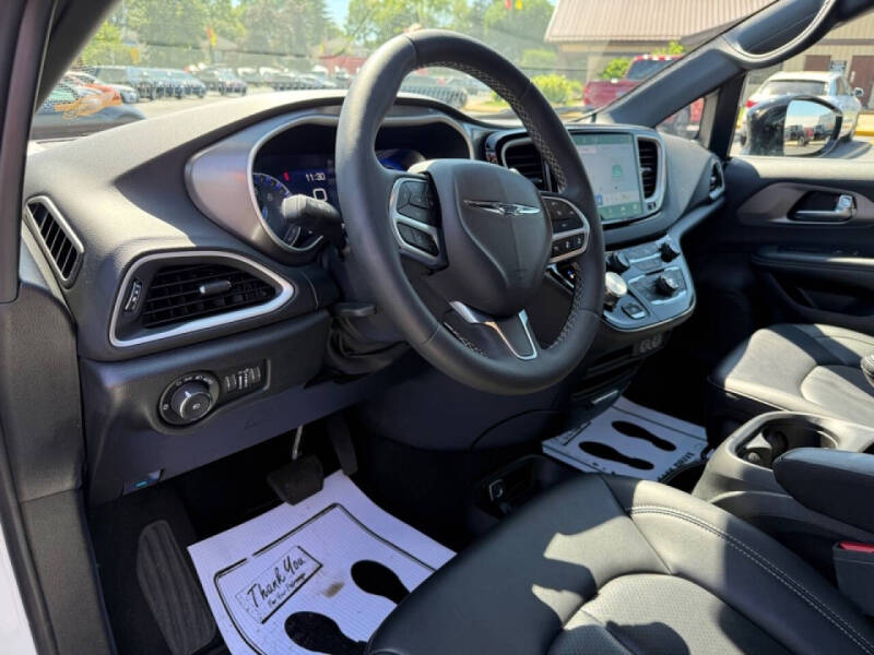 2025 Chrysler Pacifica Select