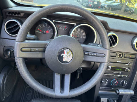 2005 Ford Mustang V6 Deluxe