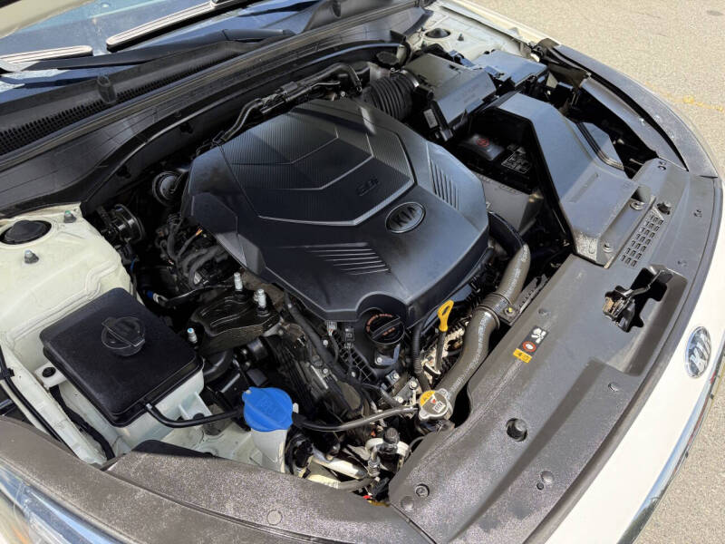 2017 Kia Cadenza Technology
