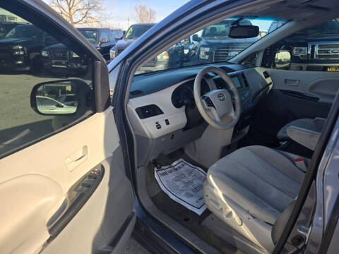 2014 Toyota Sienna LE 8-Passenger