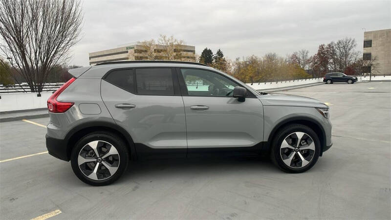 2025 Volvo XC40 B5 Plus Dark Theme